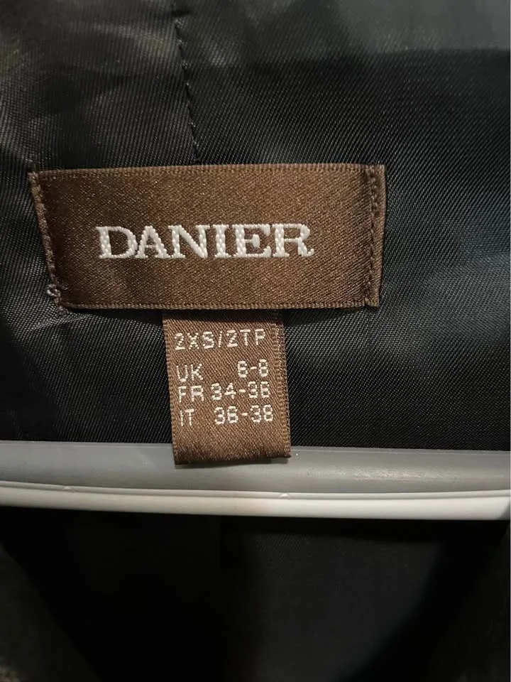 Danier- woman’s black leather jacket image indicator(6)