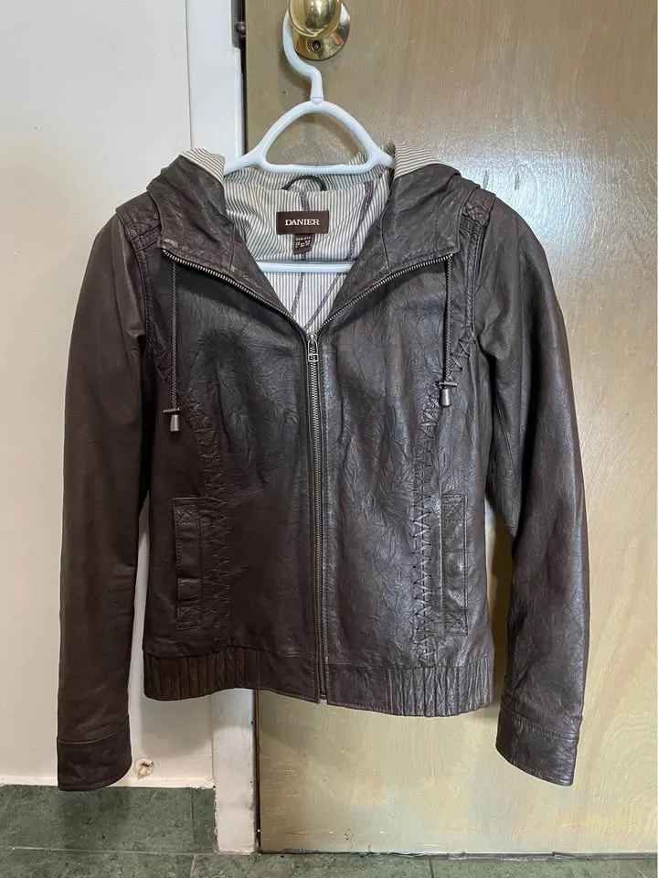 Danier- woman’s brown leather jacket image indicator(2)