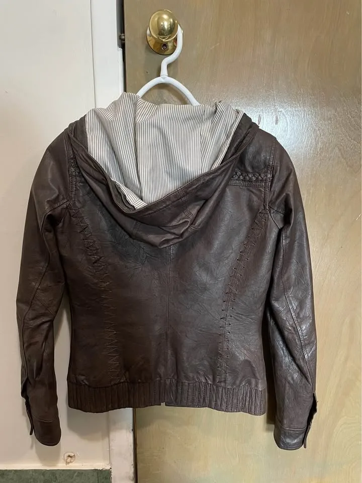 Danier- woman’s brown leather jacket image indicator(4)