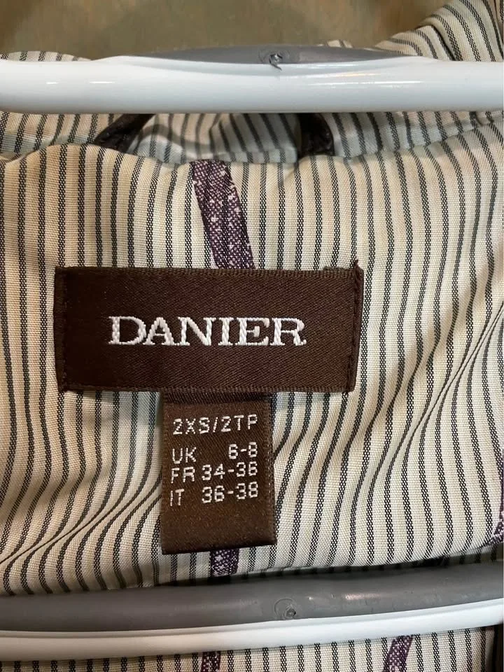 Danier- woman’s brown leather jacket image indicator(5)