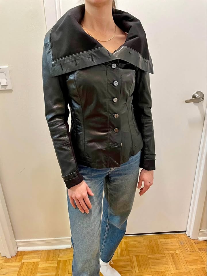 Danier Leather- Black short fitted leather jacket