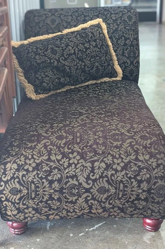 Fastest pickup!!! Beautiful Chaise Lounge image indicator(2)