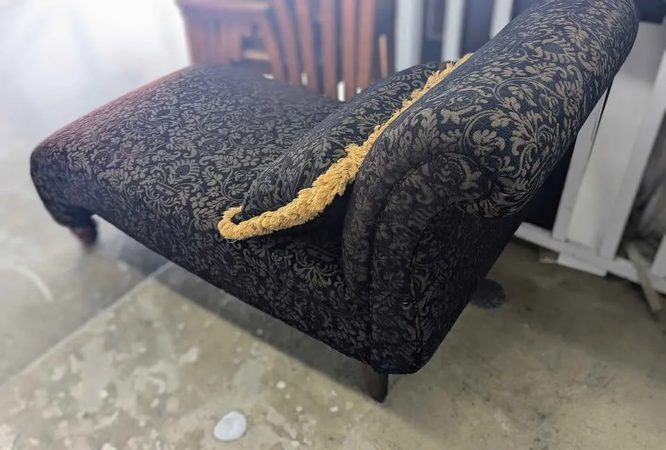 Fastest pickup!!! Beautiful Chaise Lounge image indicator(4)