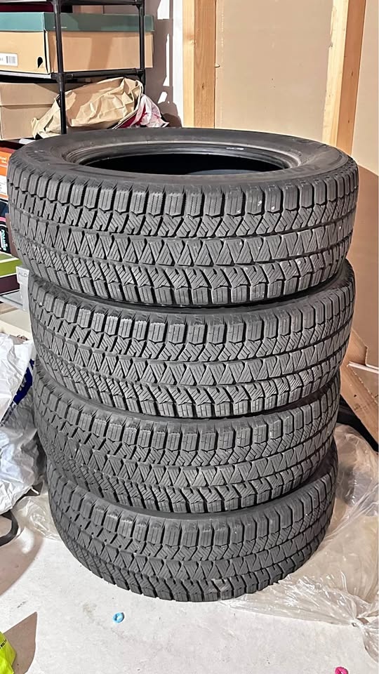 225 65 17 Bridgestone Blizzac no rims