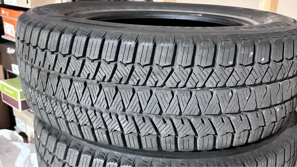 225 65 17 Bridgestone Blizzac no rims - photo 2