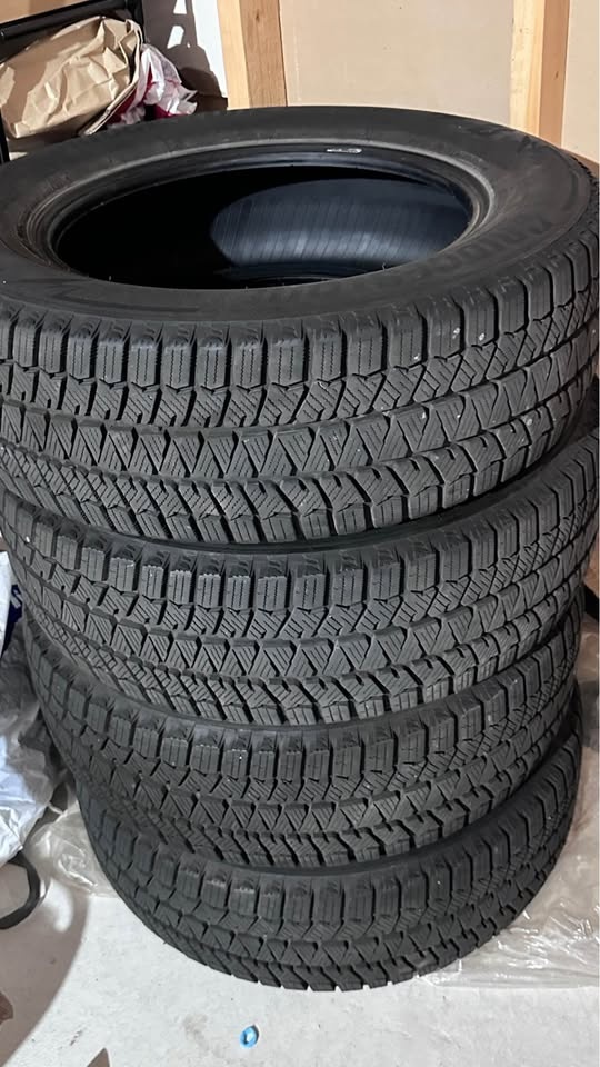 225 65 17 Bridgestone Blizzac no rims - photo 4