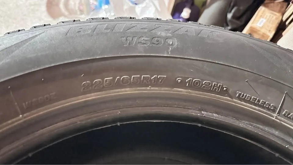 225 65 17 Bridgestone Blizzac no rims image indicator(5)