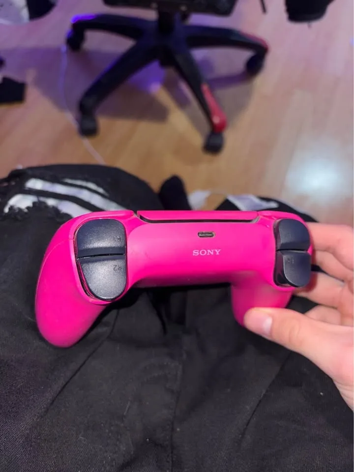 pink Ps5 controller image indicator(2)