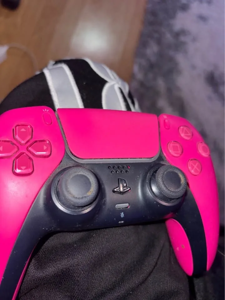 pink Ps5 controller image indicator(3)