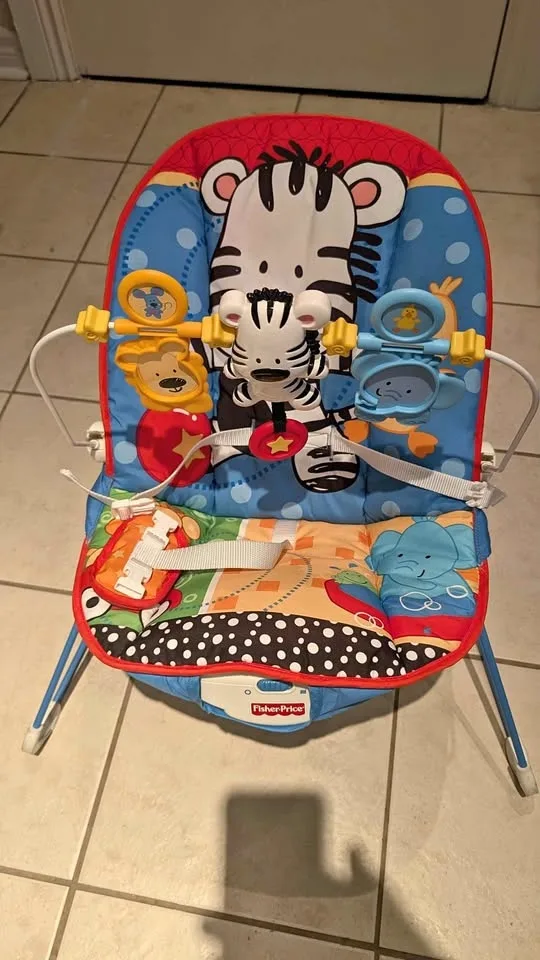 Fisher Price baby bouncer/vibrating chair: Working & mint