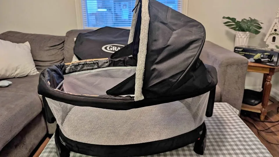 New Graco pack'n play bassinet + travel bag. Perfect