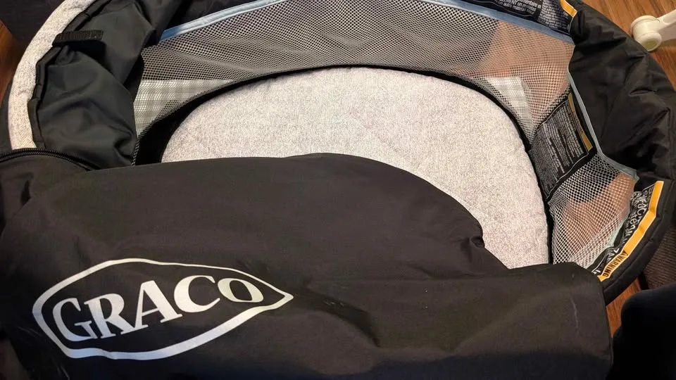 New Graco pack'n play bassinet + travel bag. Perfect image indicator(6)