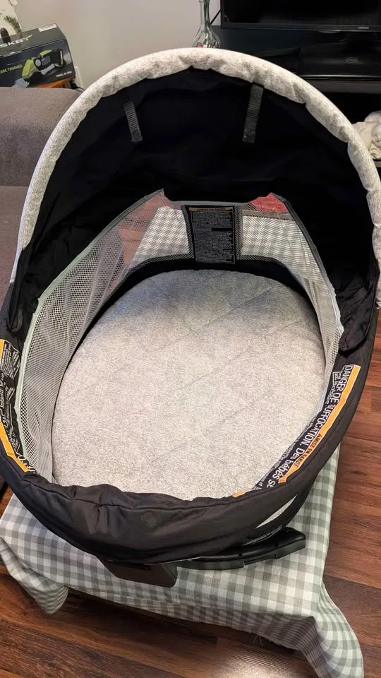New Graco pack'n play bassinet + travel bag. Perfect image indicator(8)
