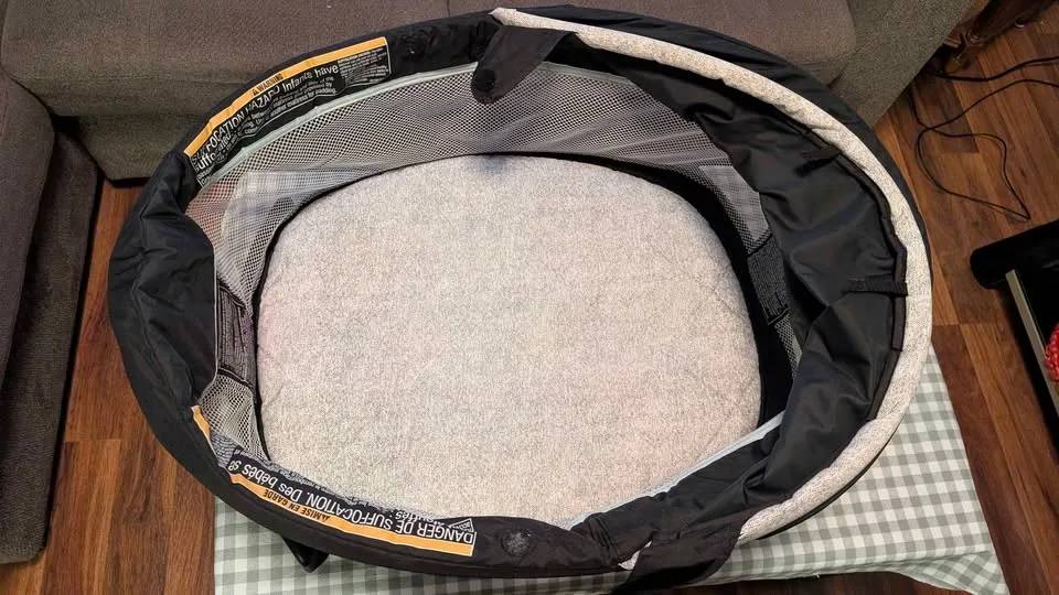 New Graco pack'n play bassinet + travel bag. Perfect image indicator(9)