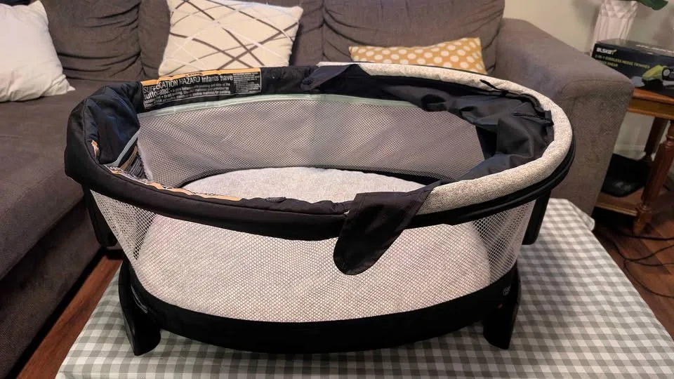 New Graco pack'n play bassinet + travel bag. Perfect image indicator(10)