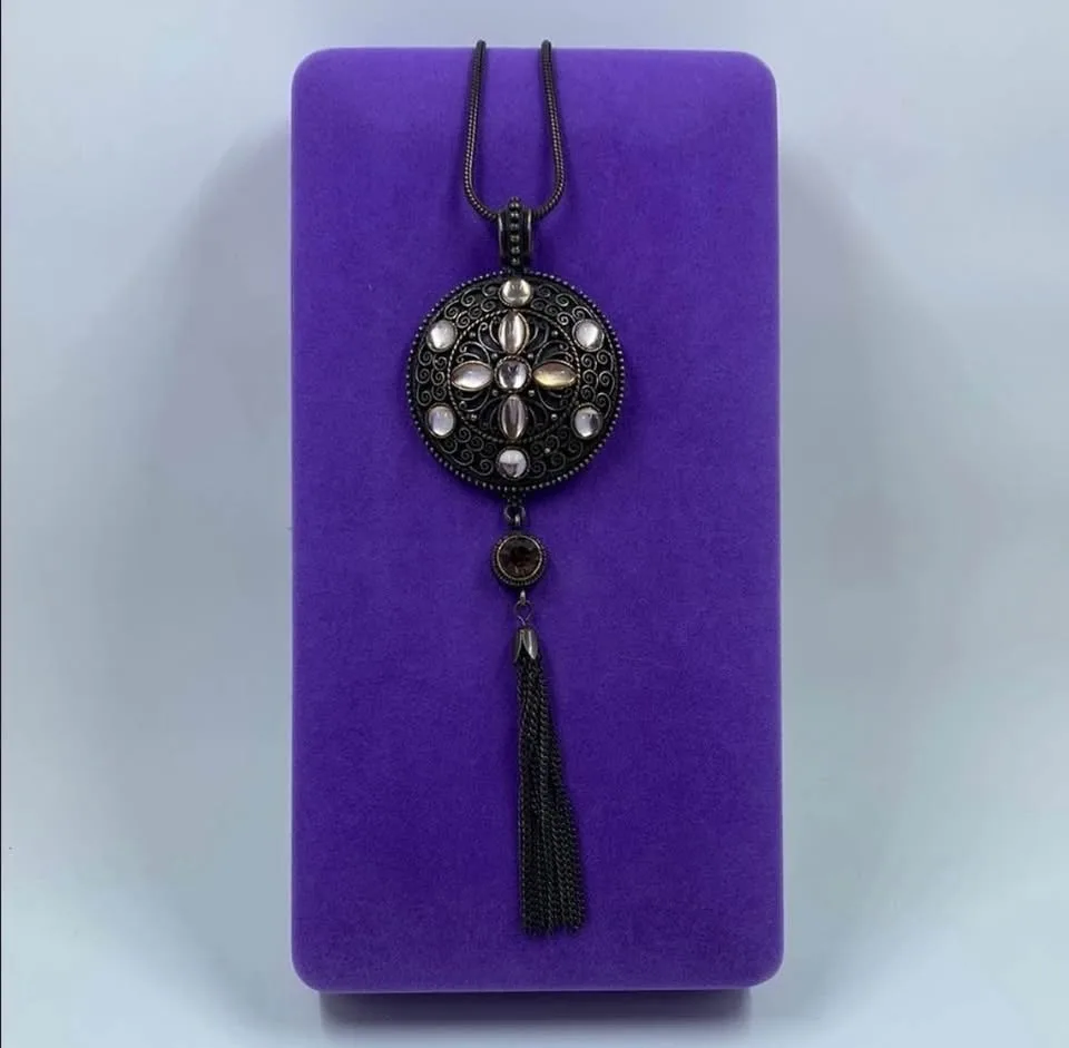 Vintage Signed Avon Necklace image indicator(2)