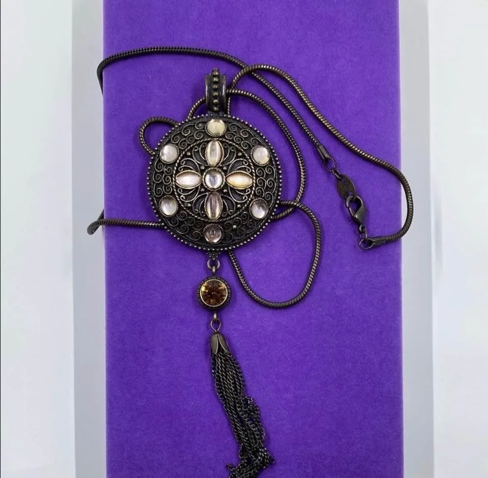 Vintage Signed Avon Necklace image indicator(3)