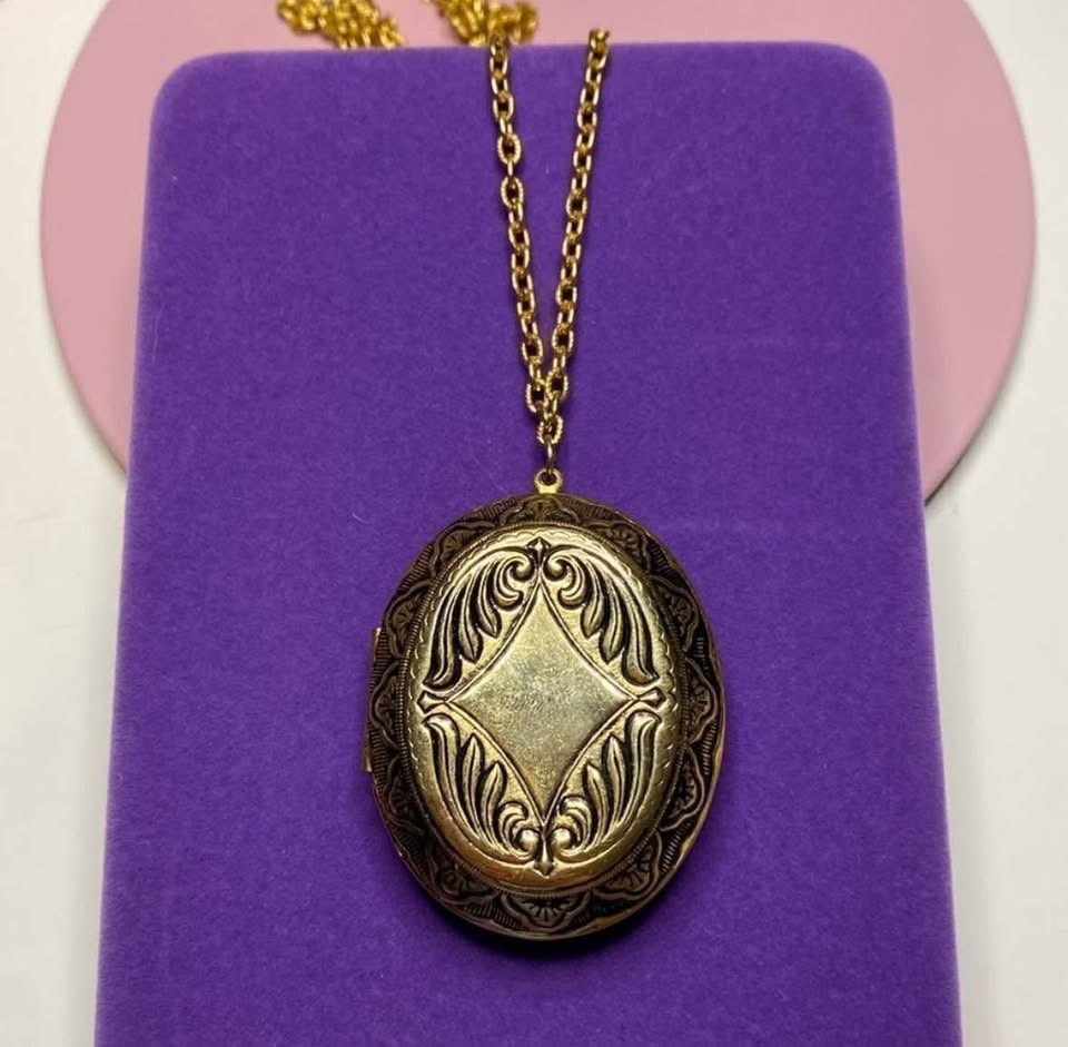 Vintage Gold-Tone Locket Necklace - photo 2