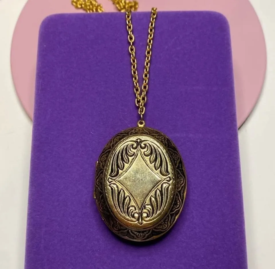 Vintage Gold-Tone Locket Necklace image indicator(2)