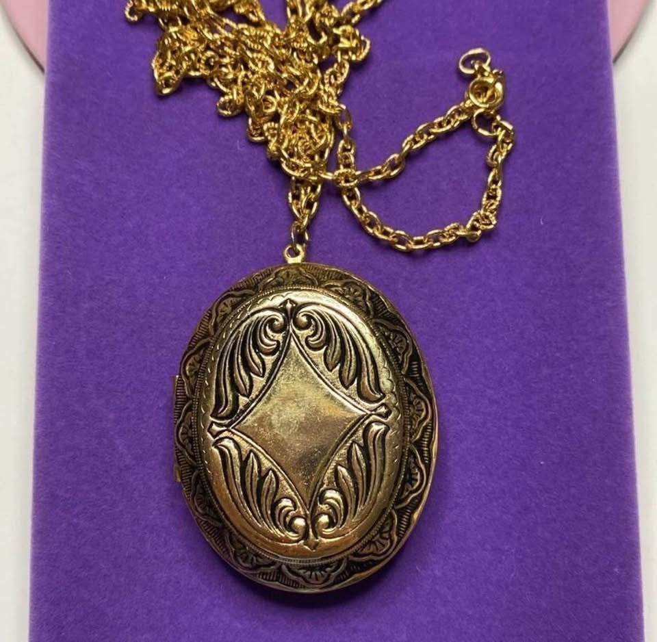 Vintage Gold-Tone Locket Necklace - photo 3