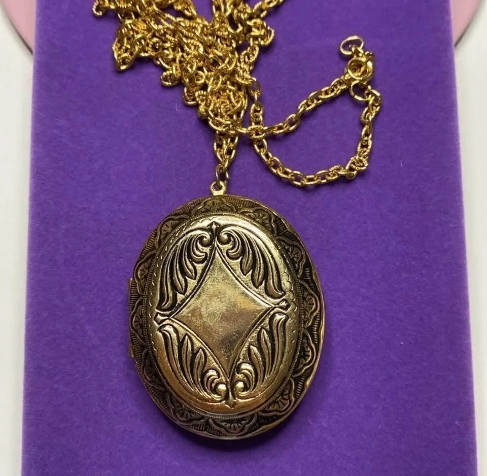 Vintage Gold-Tone Locket Necklace image indicator(3)