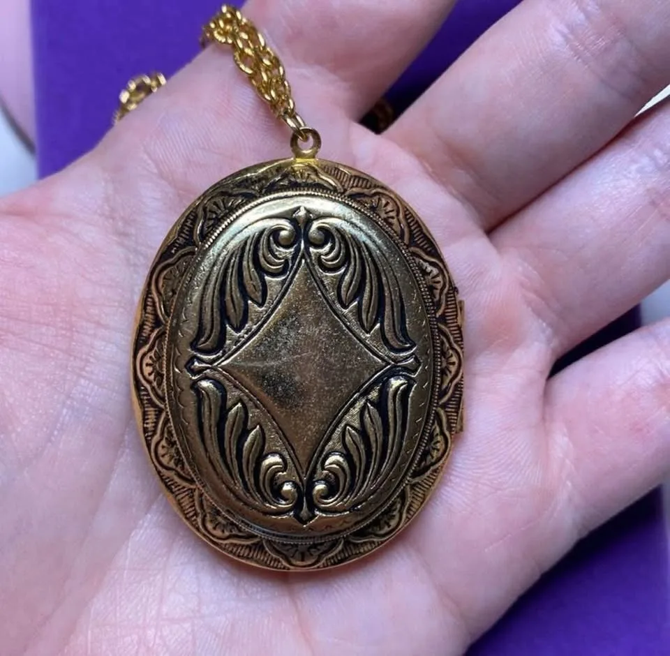 Vintage Gold-Tone Locket Necklace image indicator(4)