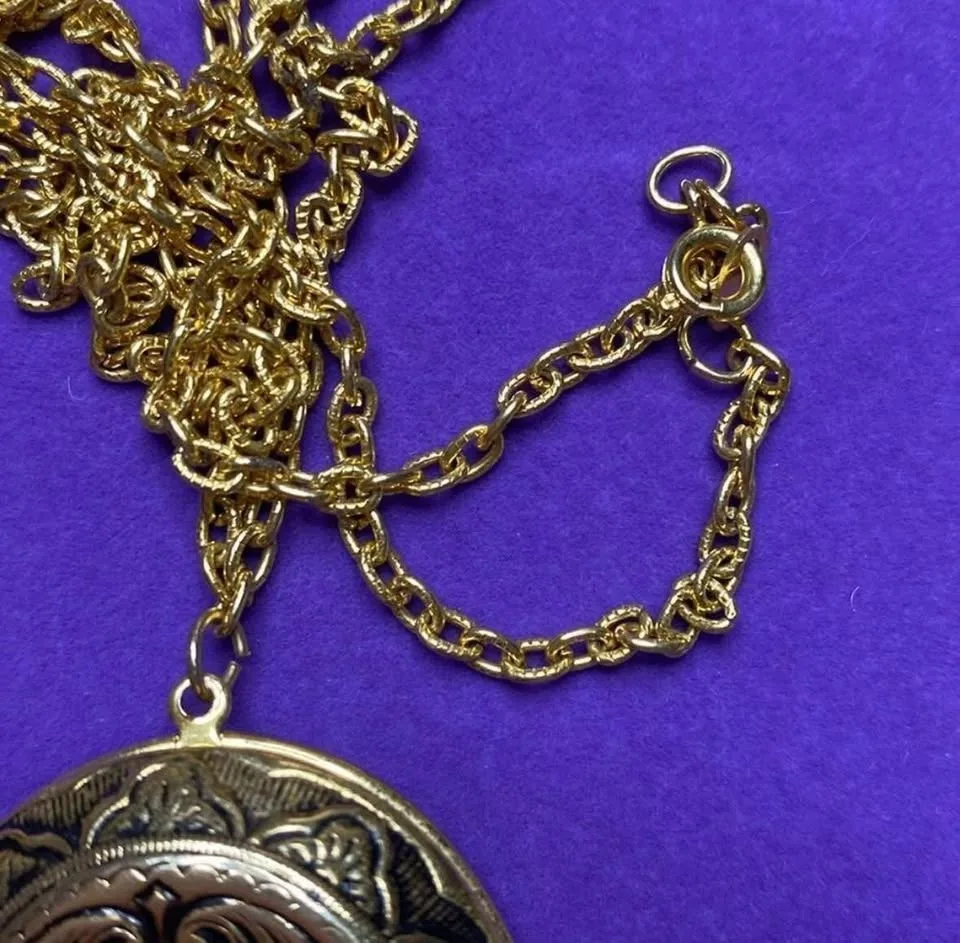 Vintage Gold-Tone Locket Necklace image indicator(5)