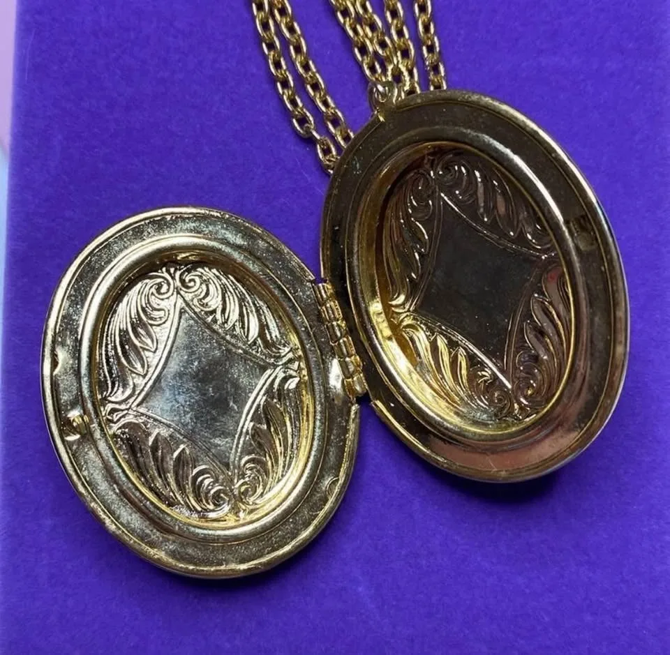 Vintage Gold-Tone Locket Necklace image indicator(6)