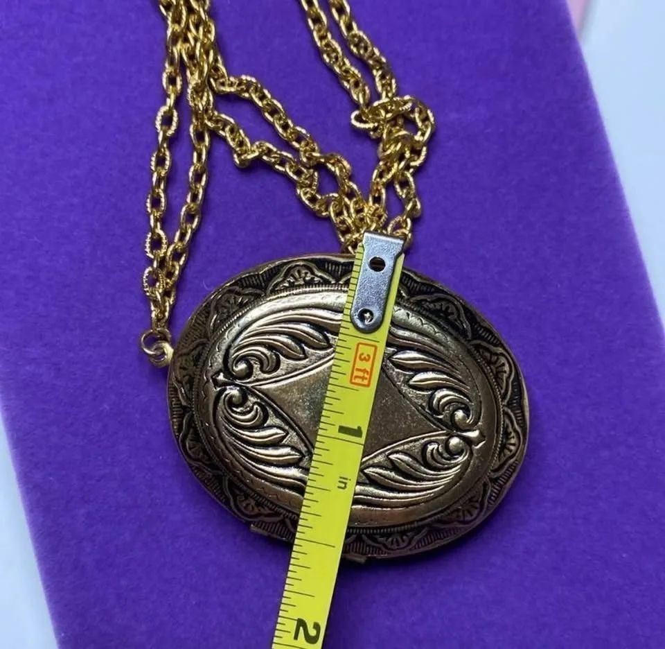 Vintage Gold-Tone Locket Necklace image indicator(8)