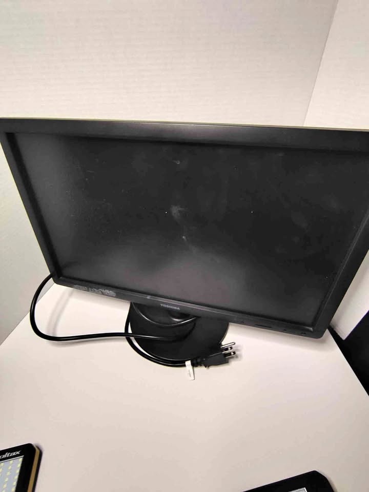 Computer monitor Toshiba older model 18.5"