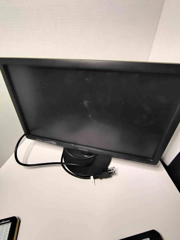 Computer monitor Toshiba older model 18.5"
