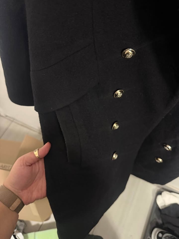 Black coat with gold buttons - photo 2