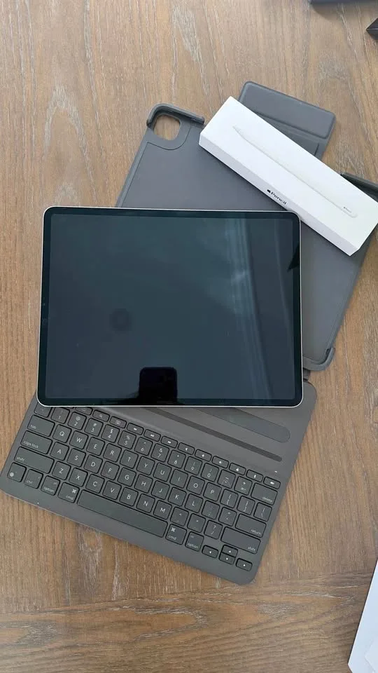 iPad Pro 12.9” (6th Gen) + Apple Pencil + Keyboard