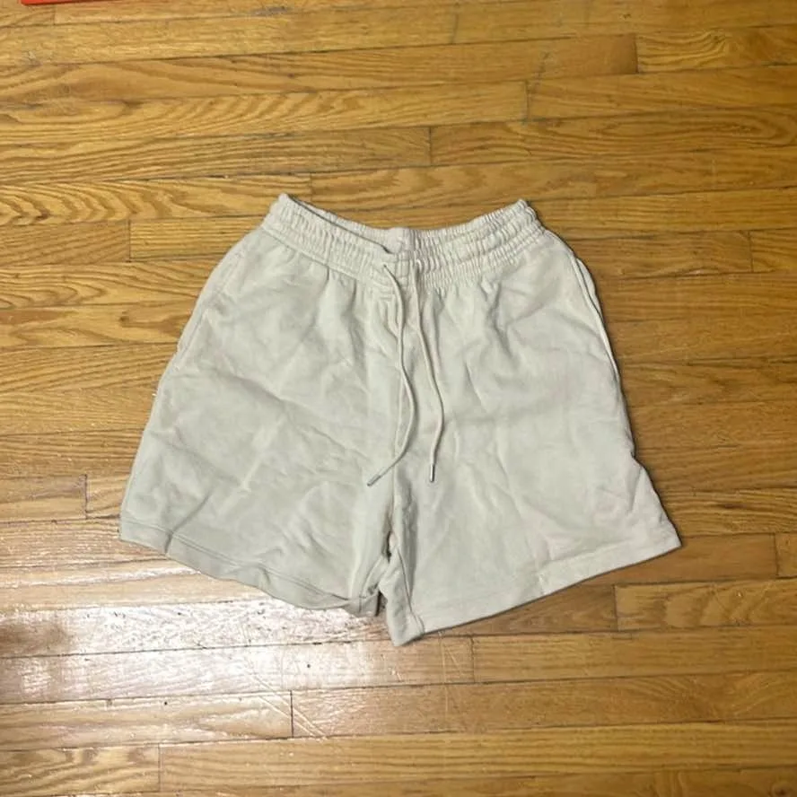 beige uniqlo shorts