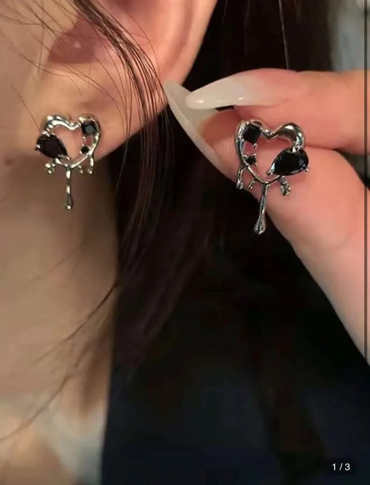 stud heart earrings image indicator(2)
