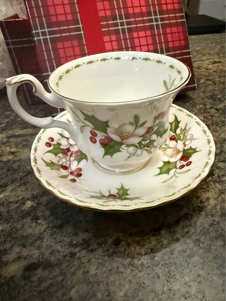 Royal Albert Christmas Rose Cup and Saucer-Vintage New - photo 4