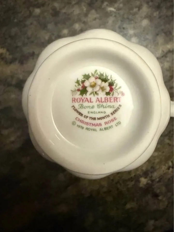 Royal Albert Christmas Rose Cup and Saucer image indicator(5)