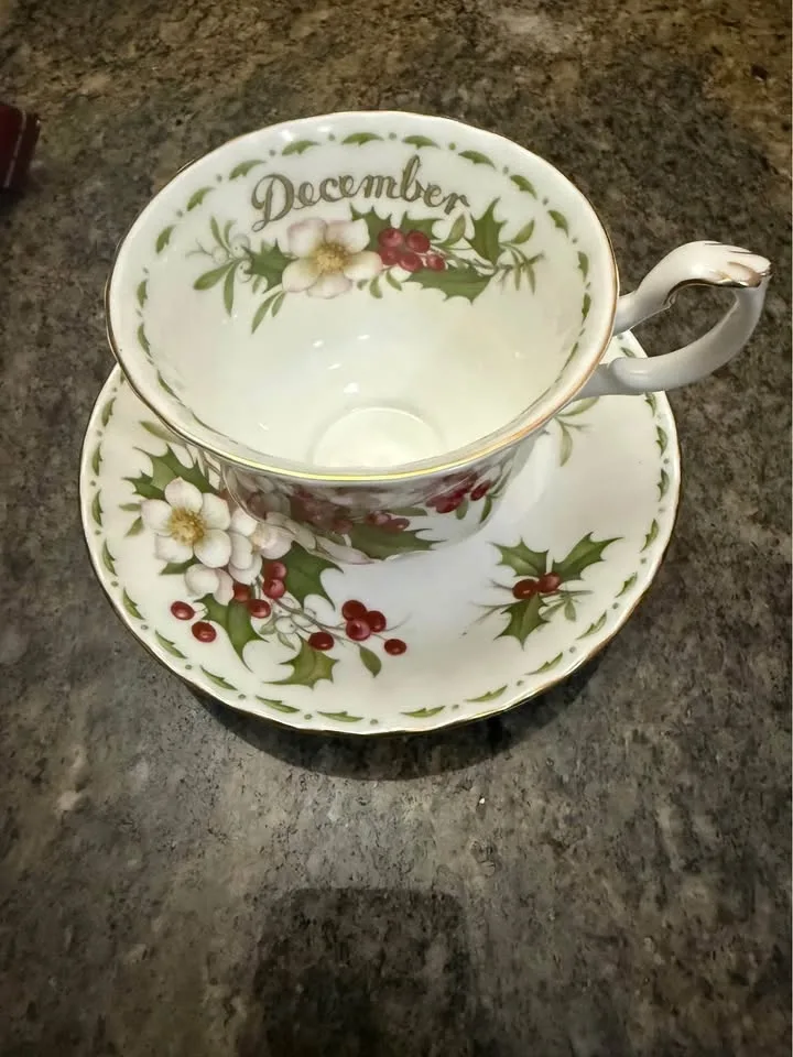 Royal Albert Christmas Rose Cup and Saucer image indicator(7)