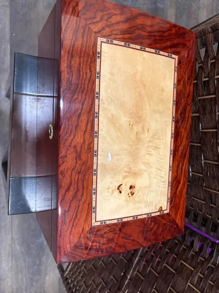 Luxury Dual-Tone Cigar Humidor Box — Included Accessories image indicator(2)