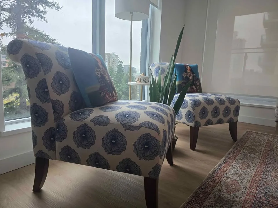 Set of 2 Blue Floral Accent Chairs – Excellent Condition image indicator(3)