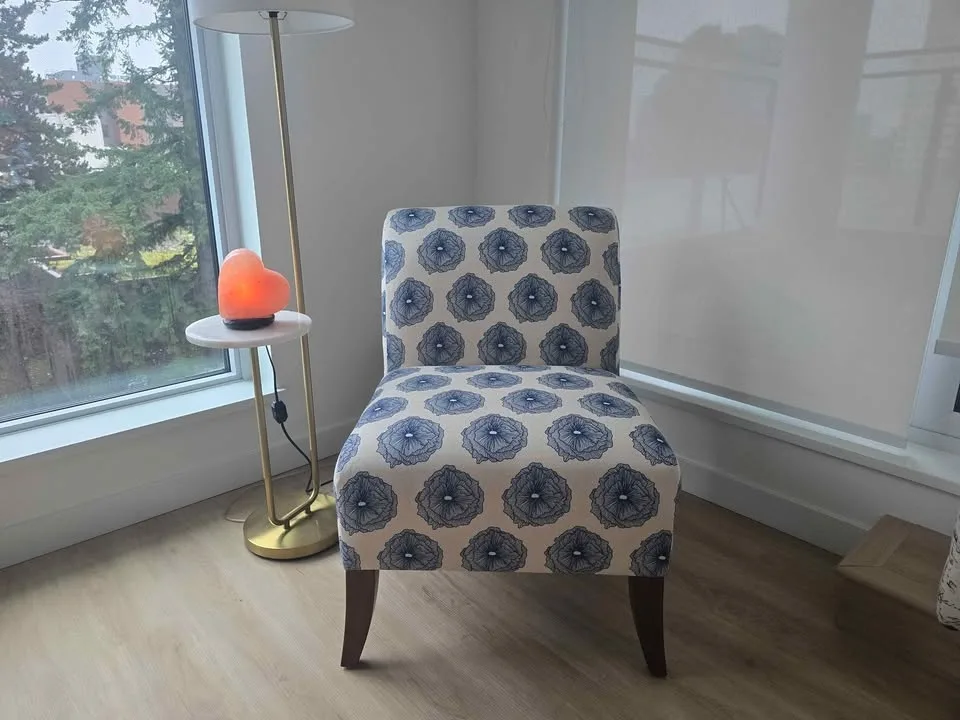 Set of 2 Blue Floral Accent Chairs – Excellent Condition image indicator(4)