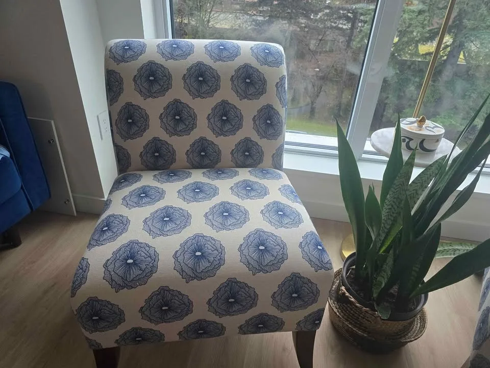 Set of 2 Blue Floral Accent Chairs – Excellent Condition image indicator(5)