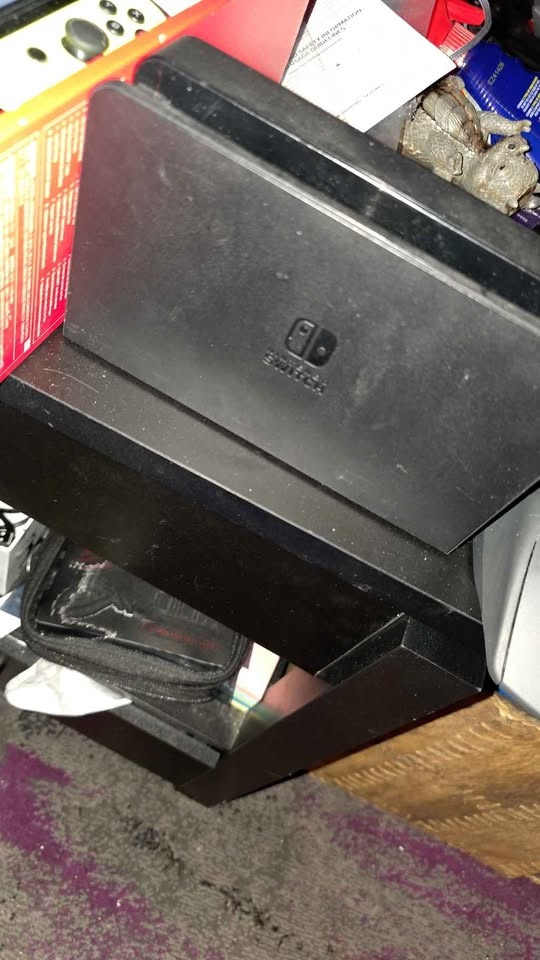 Switch Oled w/accessories (No Games included) - photo 2