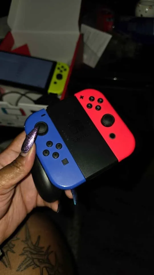 Switch Oled w/accessories (No Games included) image indicator(3)