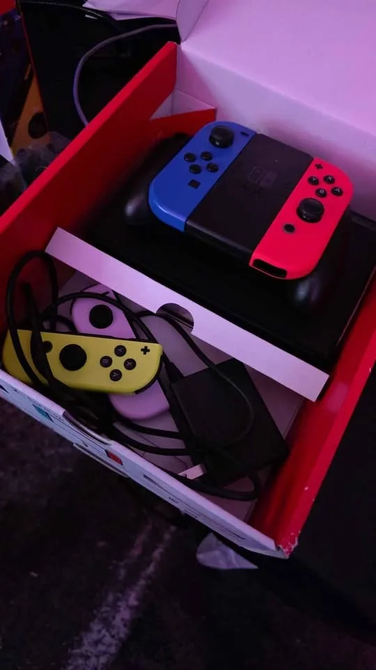 Switch Oled w/accessories (No Games included) image indicator(5)