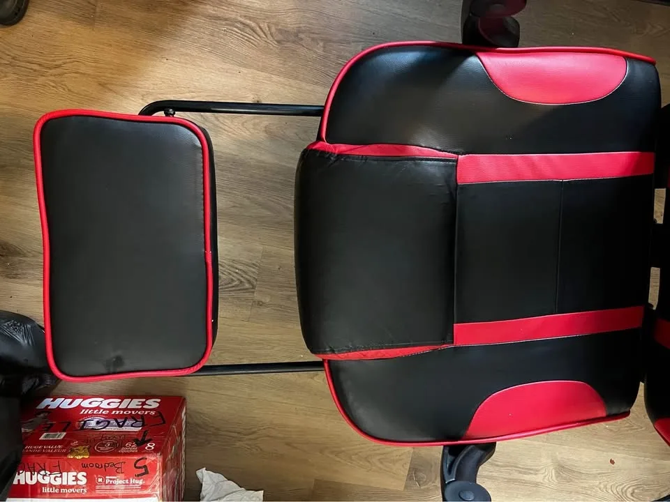 Gaming chair with foot rest image indicator(2)