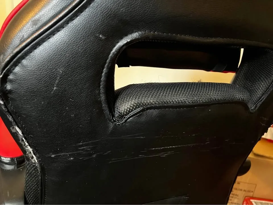 Gaming chair with foot rest image indicator(4)