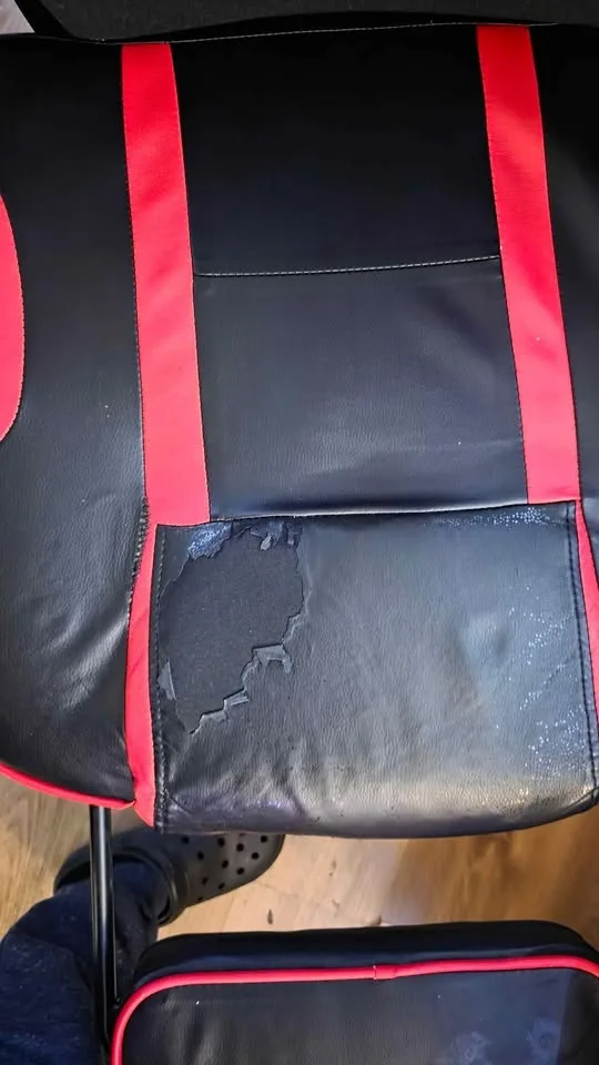 Gaming chair with foot rest image indicator(5)