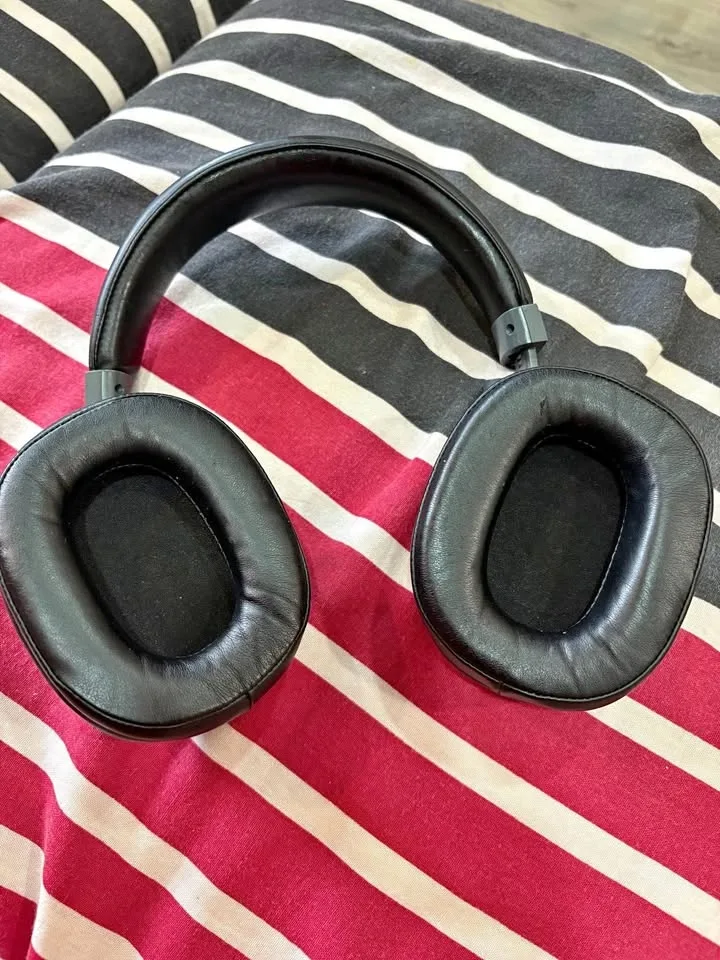 Overhead headphones