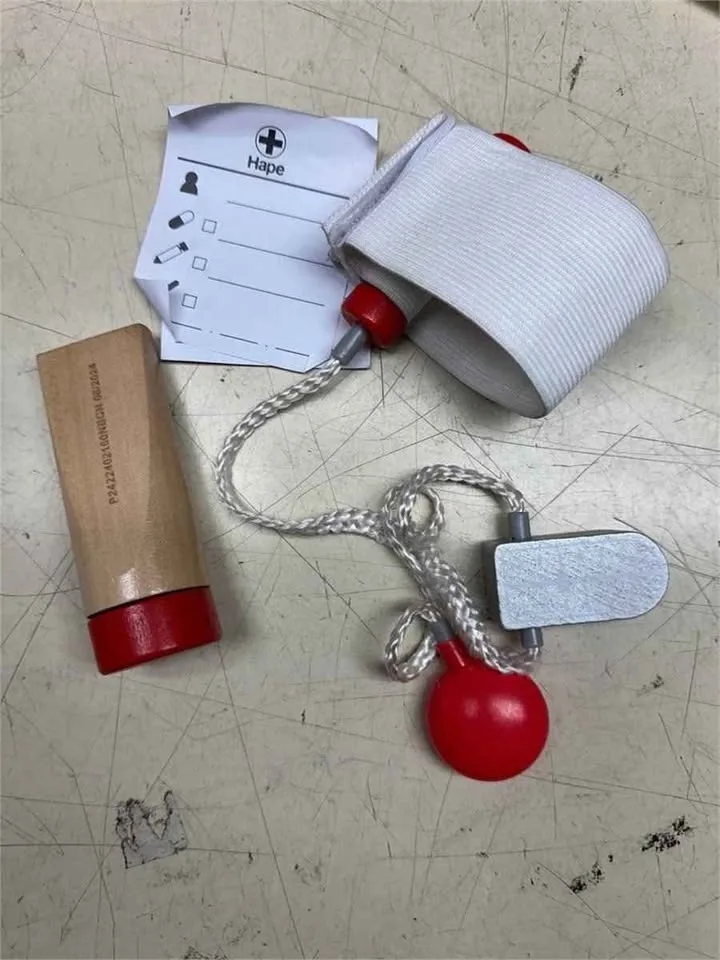 TOY - Wooden Doctor on Call Role Play with a Carrying Case| Pret image indicator(4)